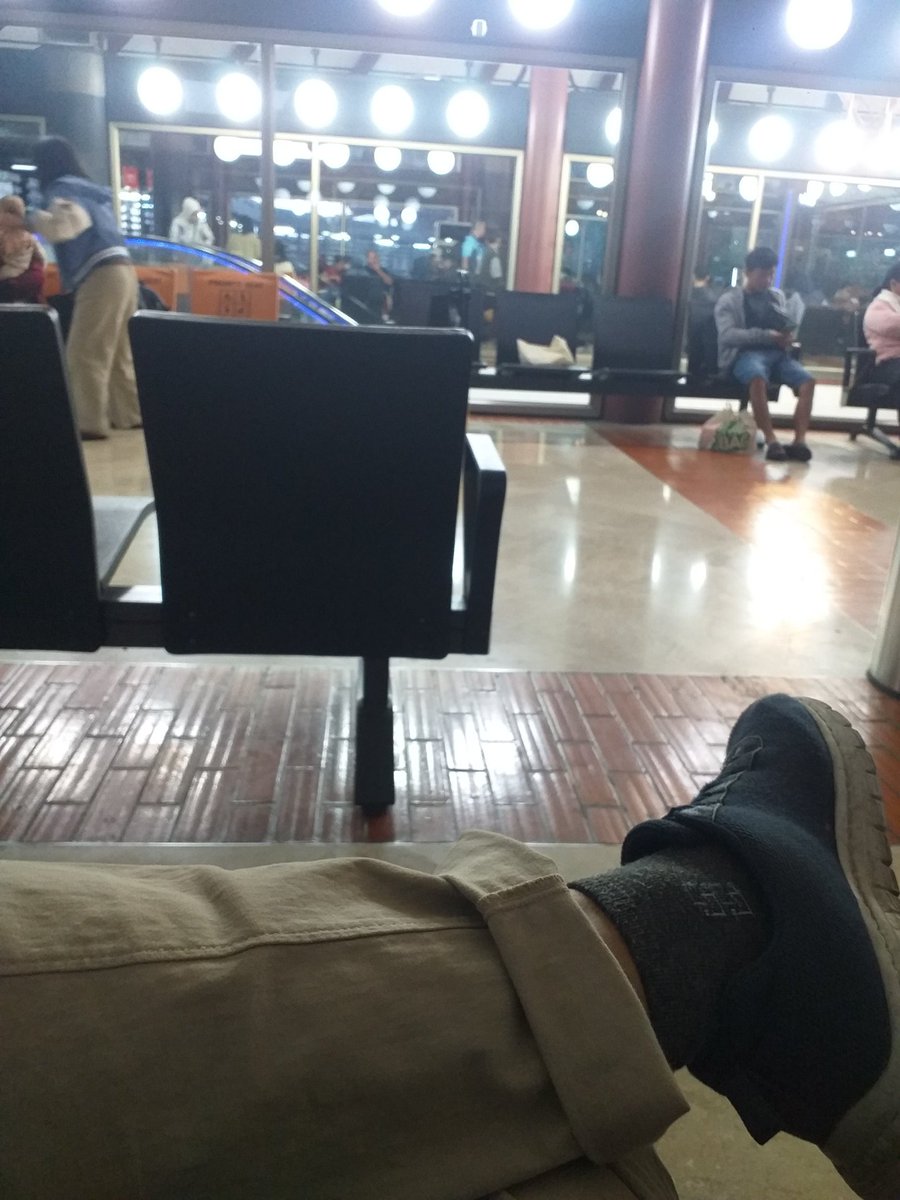 resha31_'s tweet photo. Riweh banget ni bandara. selamat hari senin friends https://t.co/MzEP0VDPv0