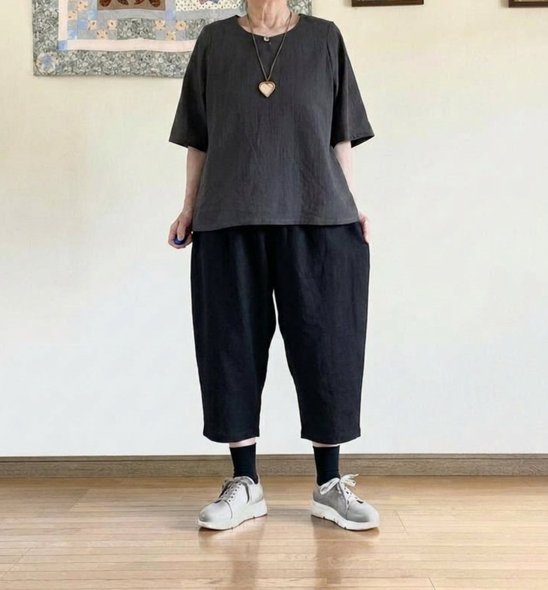 j50701's tweet photo. 今週は巾着袋のキット作りを進めながら、iichiのサマーキャンペーン（24日まで）に合わせて手織り服の紹介をしていこうと思っています。
今日　紹介するのは　黒の手織りもんぺパンツ、夏に履くパンツです。
https://t.co/nzkbHibWjU

#手織しおり
#手織りパンツ https://t.co/BBJ2f9WG1k