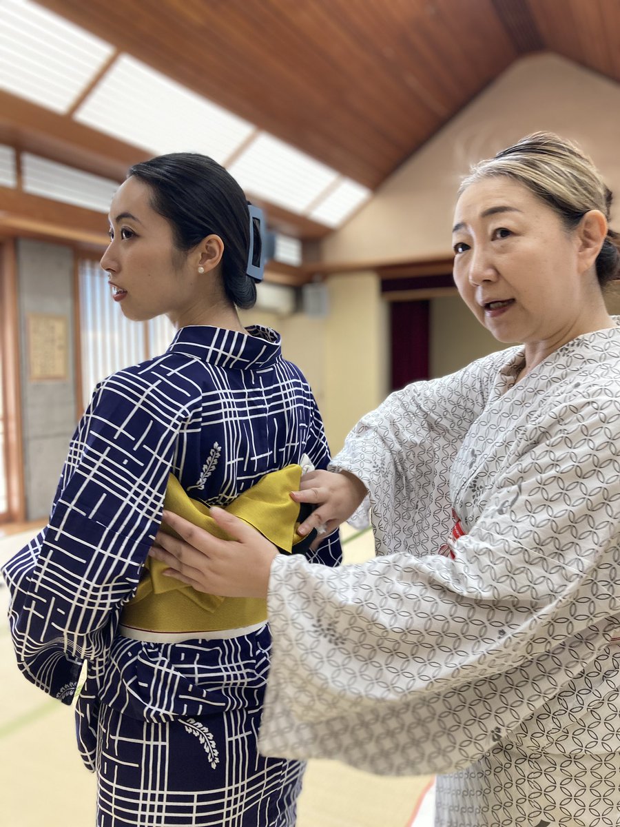 sukuha_waka's tweet photo. 着付け師でもいらっしゃる若見匠流の大先輩、香僖さんに
私のお弟子さん向けに着付けレッスンをしていただきました✨
美しく着るための目から鱗の情報がたっぷり！！
ありがとうございました😊✨ https://t.co/WXQV82omwU