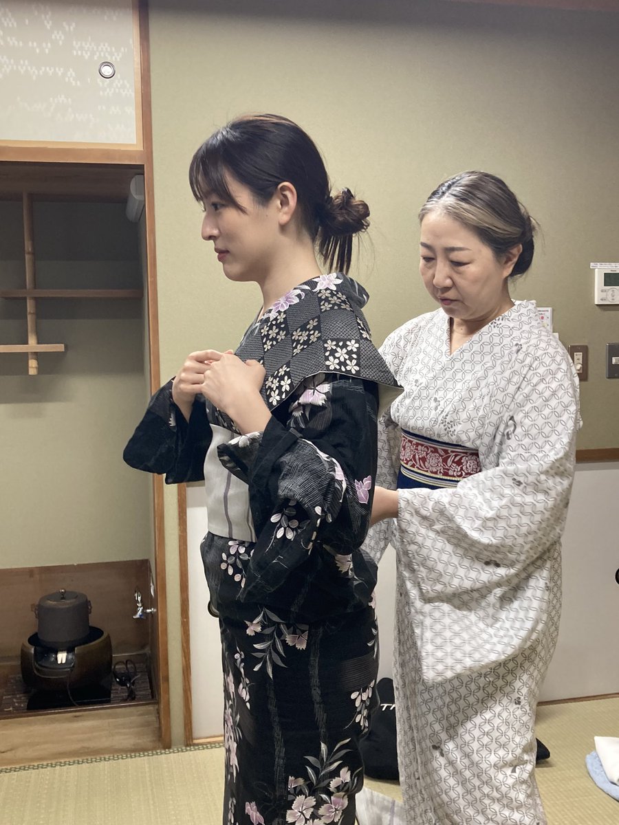 sukuha_waka's tweet photo. 着付け師でもいらっしゃる若見匠流の大先輩、香僖さんに
私のお弟子さん向けに着付けレッスンをしていただきました✨
美しく着るための目から鱗の情報がたっぷり！！
ありがとうございました😊✨ https://t.co/WXQV82omwU