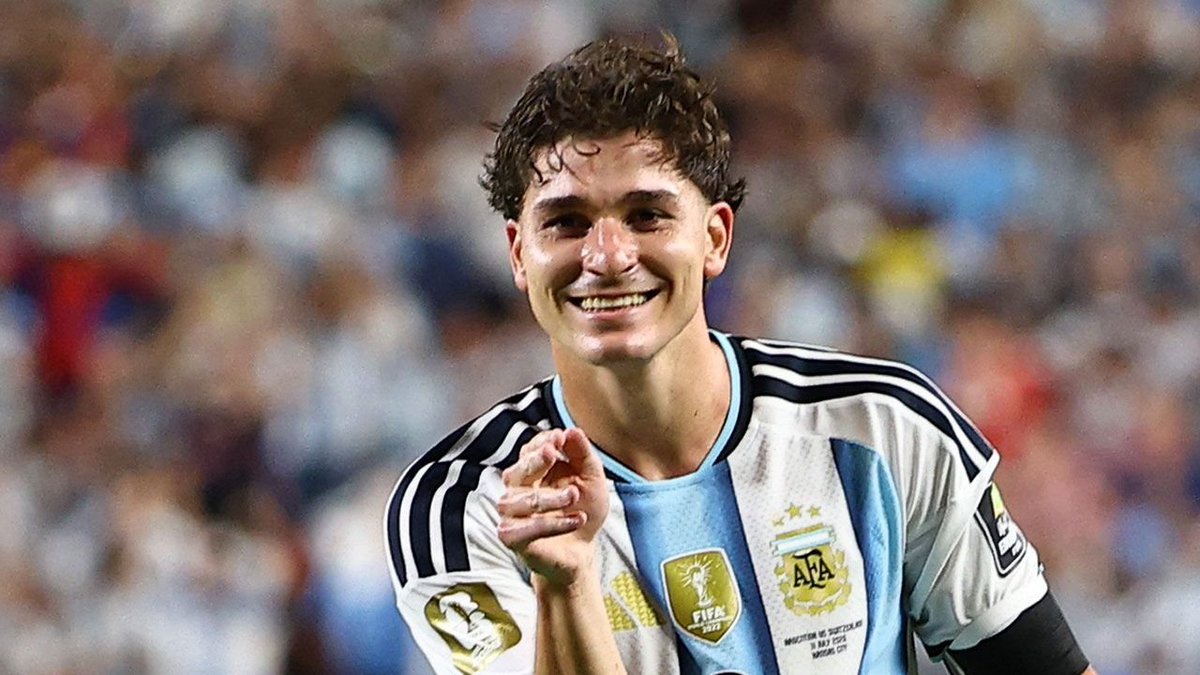 TouchlineX's tweet photo. 🚨🗣️ Joan Laporta on Julian Alvarez: "Our initial offer still stands." https://t.co/H8sXgXSwrW
