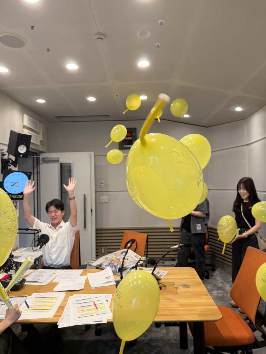 ohapaso's tweet photo. 第26回阪神タイガース劇場🐯🎈
とらほー！！！

レアな佐藤アナの六甲おろし📣

打ち合わせ中から、練習してきました😉と自信満々の様子だったので
スタッフも信じ込んでいました！

が、1音目から様子がおかしい🤣
笑いと元気をお届けしました･･･✨

#ABCラジオ #おはパソ #佐藤修平 https://t.co/vhcrAhBBBo
