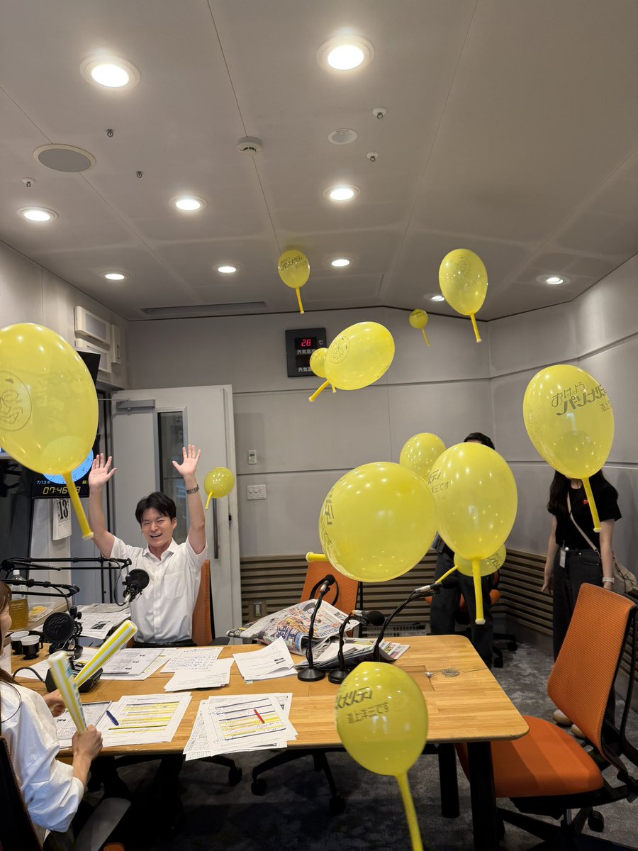 ohapaso's tweet photo. 第26回阪神タイガース劇場🐯🎈
とらほー！！！

レアな佐藤アナの六甲おろし📣

打ち合わせ中から、練習してきました😉と自信満々の様子だったので
スタッフも信じ込んでいました！

が、1音目から様子がおかしい🤣
笑いと元気をお届けしました･･･✨

#ABCラジオ #おはパソ #佐藤修平 https://t.co/vhcrAhBBBo