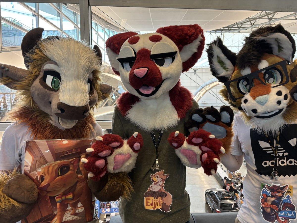 TealSCR33N's tweet photo. Just a bunch of goofy creatures 
#anthrocon https://t.co/wUpgXZqnCQ