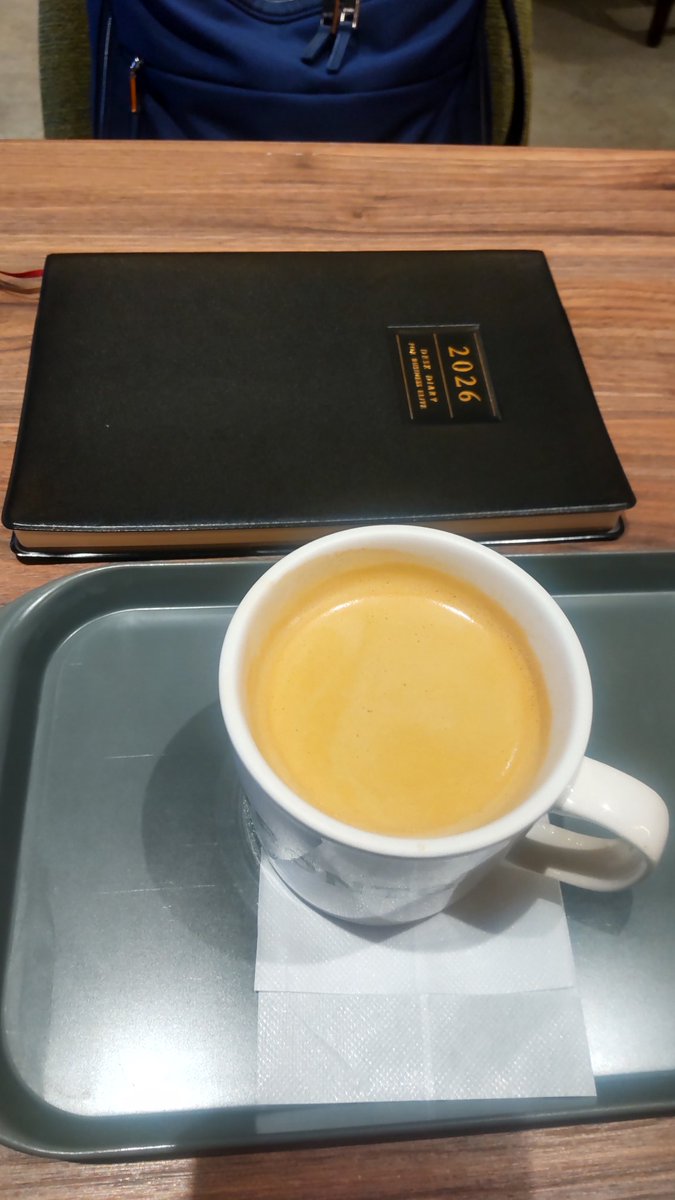swifttech_'s tweet photo. 先日書いた新卒で戦略コンサルに似た話で、企業では難関大学の出身者や専門資格を持つ人、英語を使いこなす人など、高い能力を持った人材が集まるところに入ることがある。

こう言う環境に入ると、周囲との違いを必要以上に意識してしまい、自分の能力に疑問を持つのも無理はありませんが、仕事を完璧にできる人はいません。

企業では業務そのものだけでなく、社内ルール、承認手続き、関連部署との調整、取引先との関係など、覚えるべきことが大量にあるから、自分の勝負出来る場所を見つける事も大事。

あと周囲のレベルが高いと、自然と視座が上がり自身のレベルも上がるので、成長の機会と捉えて過ごしましょう。