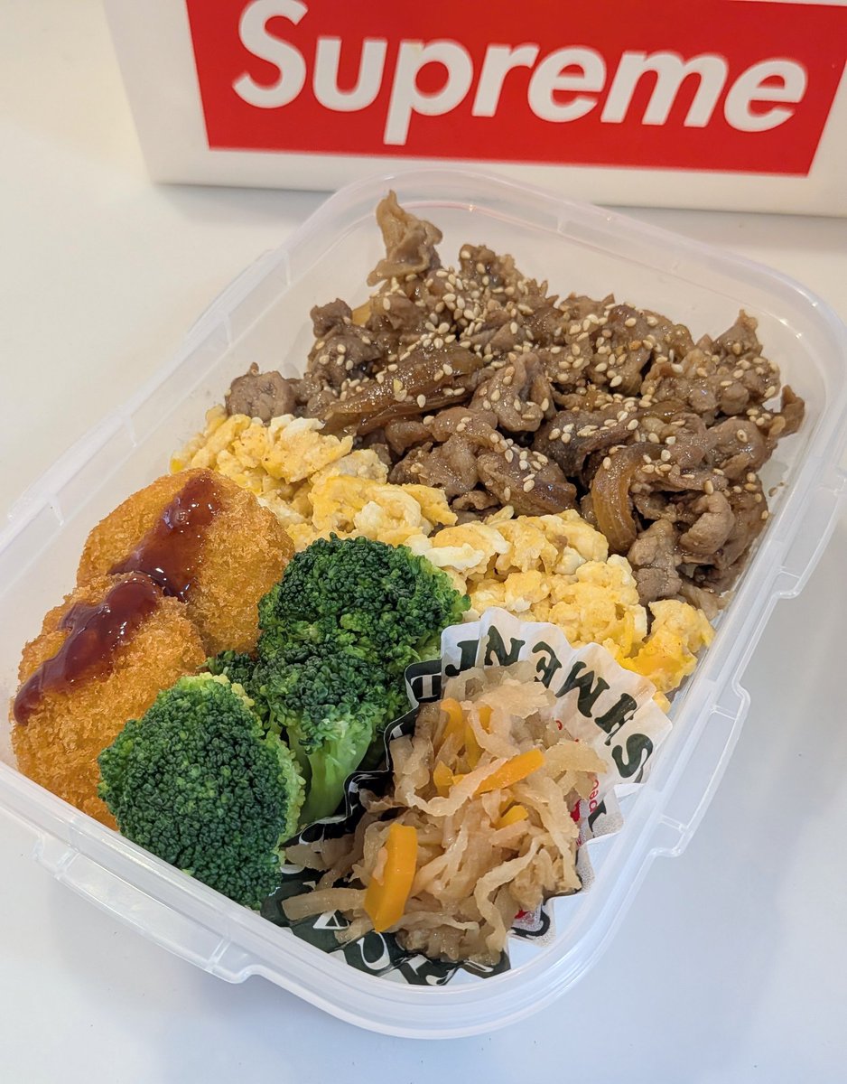 hiahna's tweet photo. 今日のお弁当🍱
豚肉と玉ねぎの焼き肉のタレ炒め？
炒り卵
三元豚カツ
ブロッコリー
切り干し大根

昨日は大雨☔
今日は曇だけど29度とかって😨
天気忙しいな💦

#タッパー弁当
#高校生弁当
#今日のお弁当
#お弁当記録
#お弁当作り https://t.co/esx489pFuG