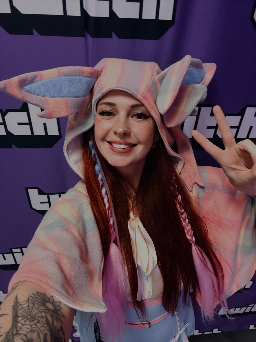 lttleladymtg's tweet photo. My @TeamAVCon_ AfterDark lewk 💖 Built around my favourite possession, my Sylveon cape from @btnfox 🎀 

#AVCon2026 https://t.co/NltYQxF4YT