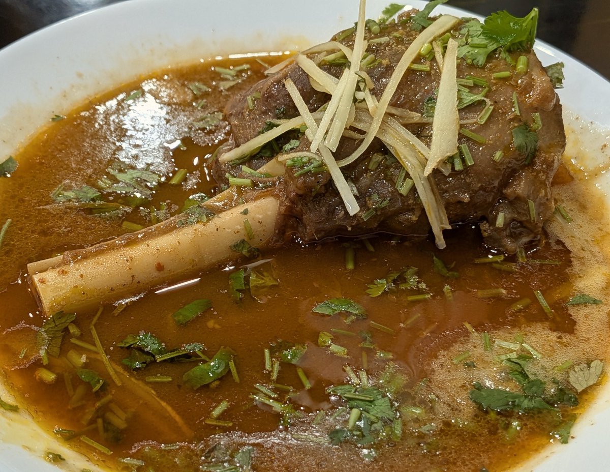 reservation46's tweet photo. ドゥランダルを見たあとは、もちろんパキスタン料理！
羊肉のニハリ、チキンビリヤニ。
ニハリの脂がすごくおいしい。
#ムムターズレストラン https://t.co/HEYi9V7bGP