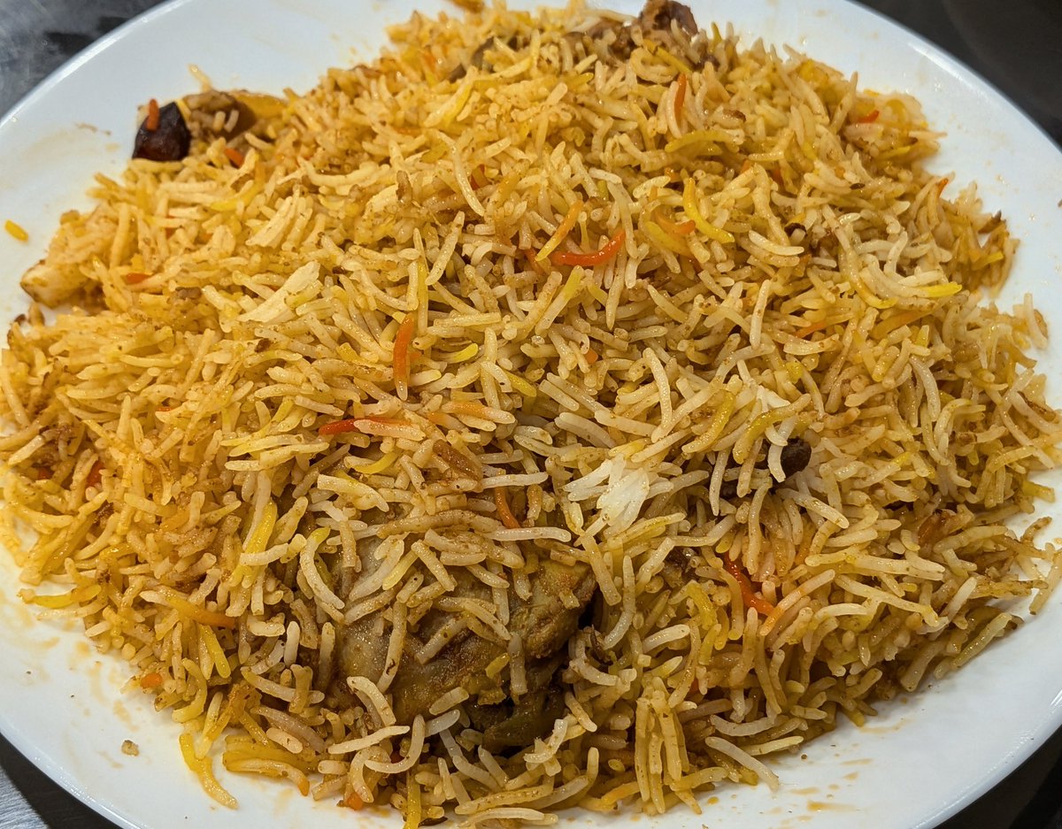 reservation46's tweet photo. ドゥランダルを見たあとは、もちろんパキスタン料理！
羊肉のニハリ、チキンビリヤニ。
ニハリの脂がすごくおいしい。
#ムムターズレストラン https://t.co/HEYi9V7bGP