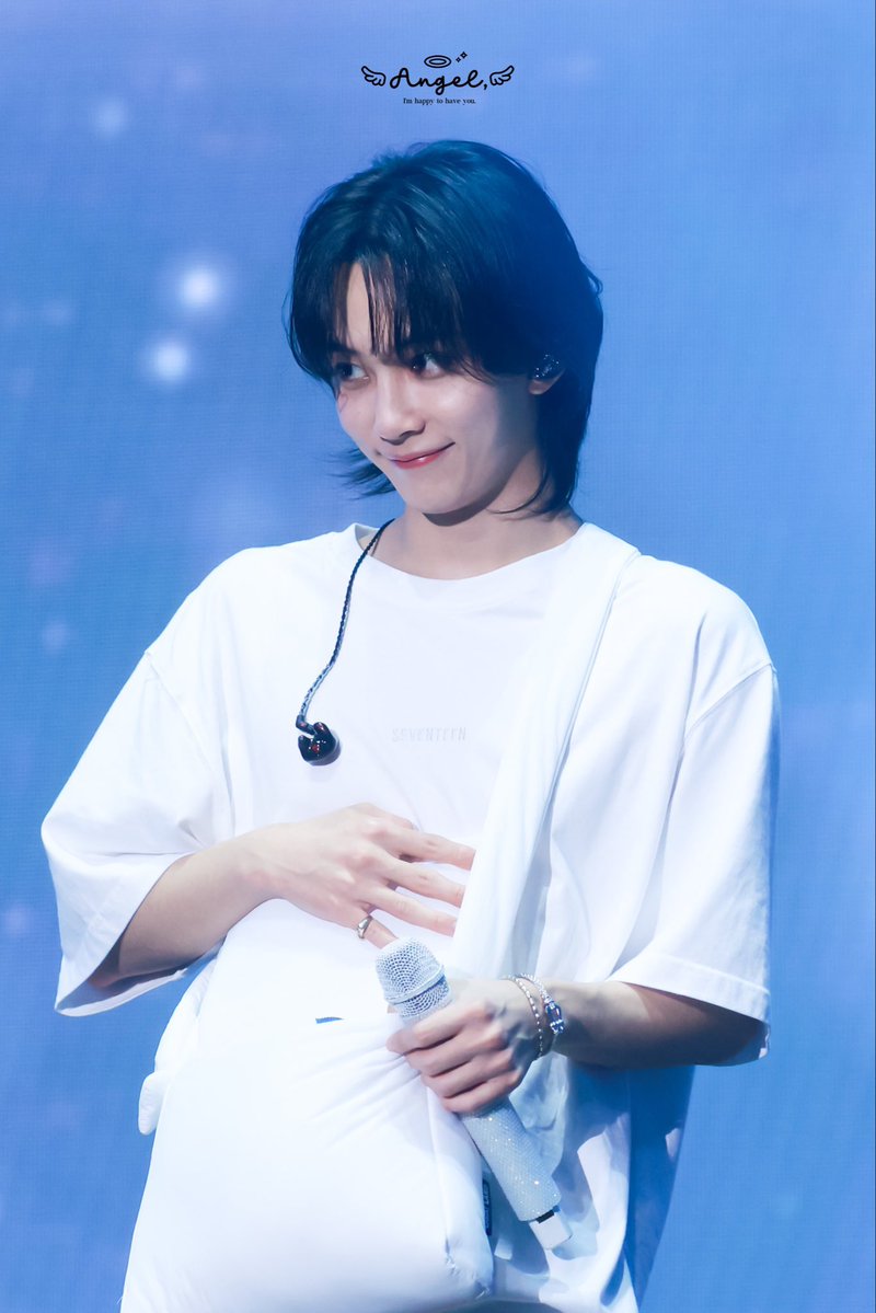 Shining_526's tweet photo. 정한이 캐럿들한테 간식줄때 표정 진짜 귀여움 https://t.co/0qTBlYjb3X
