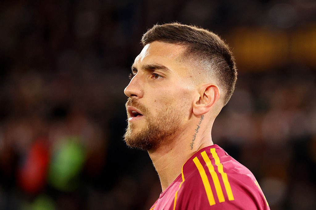RomaSpace_eu's tweet photo. Il rinnovo contrattuale di Lorenzo Pellegrini con la Roma è arrivato alla stretta finale. Accordo raggiunto fino al 2028 a 2,5 milioni di euro a stagione più bonus. Nel nuovo contratto sarà inserita anche un'opzione di prolungamento per il 2029.

@NicoSchira 

#RomaSpace | #ASRoma