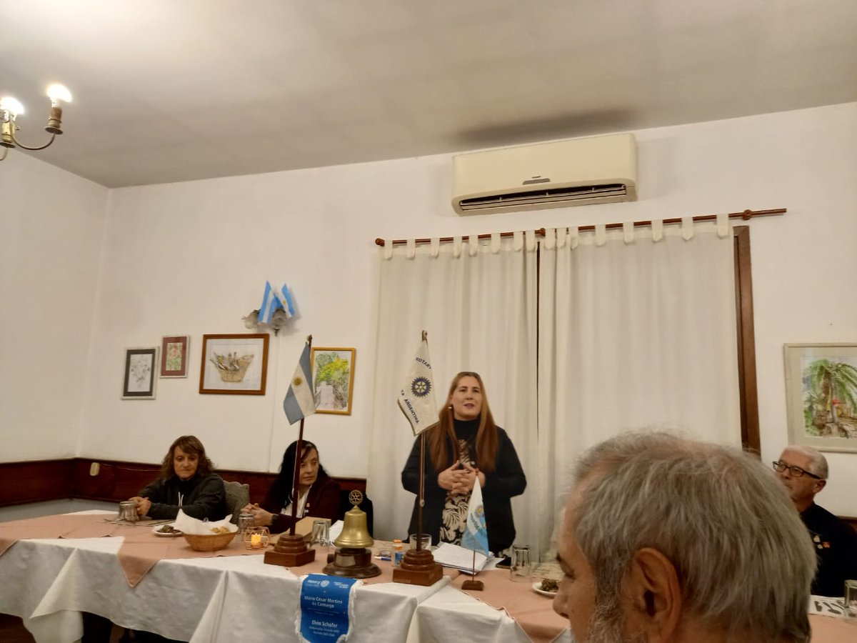 AcsMoron's tweet photo. Entregamos "Bandera de los Andes" de escritorio a los amigos del Rotary Club de Haedo en reconocimiento por convocarnos a participar del proyecto "Huellas de la historia de Morón".
¡Seguimos haciendo Patria juntos! https://t.co/4GC5GGT2of