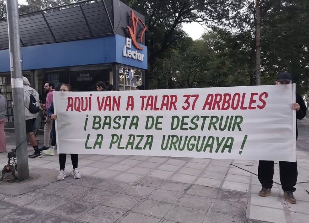 hyperFEDEX's tweet photo. ¿Qué lo que están haciendo en la Plaza Uruguaya? 

@mopcparaguay https://t.co/uWGpEBeuXZ