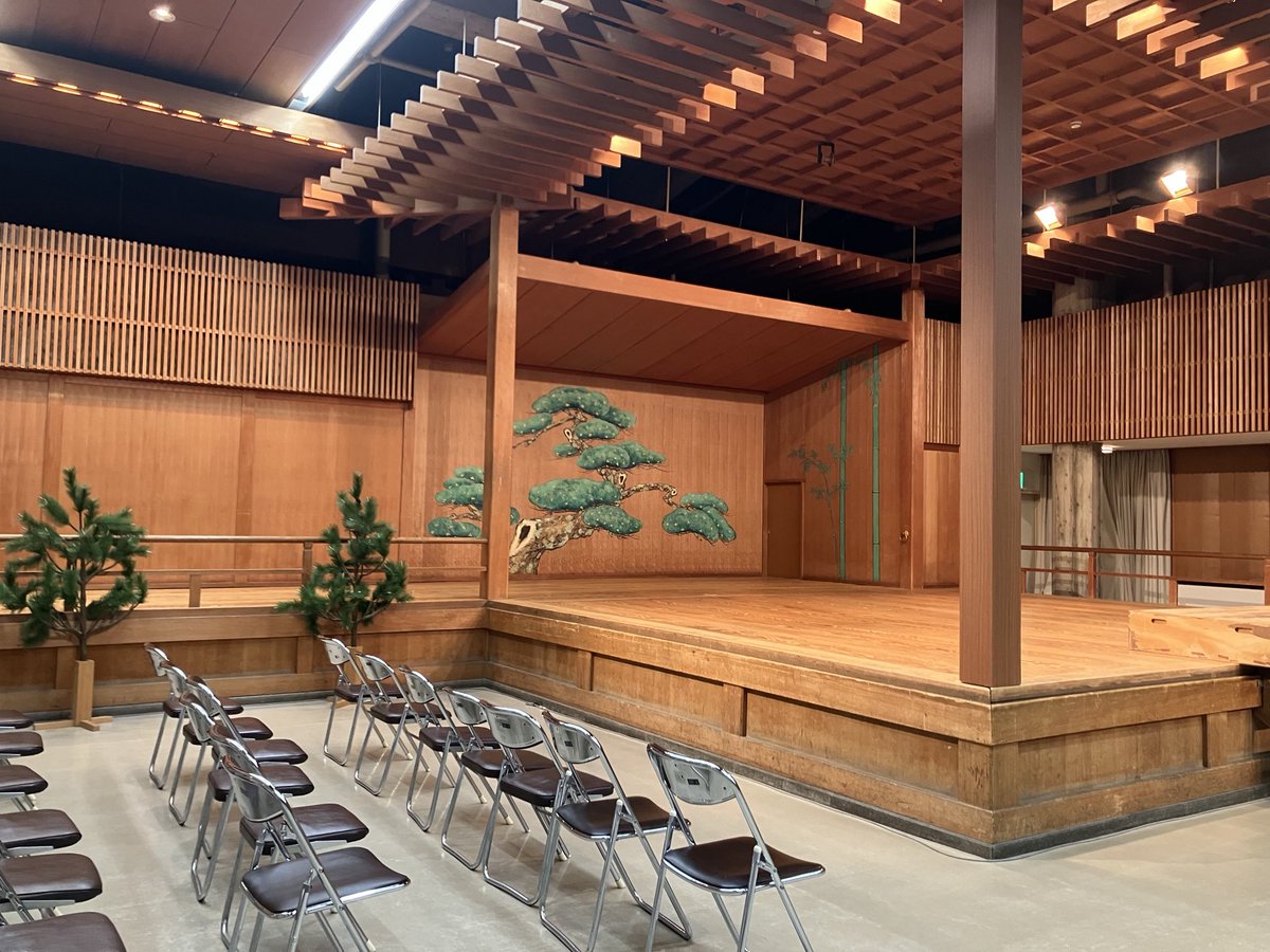 tsukitacus's tweet photo. 昨日は愛媛県松山市で喜多流「朝長」「枕慈童」を勤めました。会場は松山市民会館小ホール、常設の能舞台です。建物の老朽化で再来年春には閉鎖が決まっているので、この舞台に立てるのは、あと一回あるかどうか。舞台そのものはどこかに移設することになるのでしょうが未定のようです。 https://t.co/d1v9mVARHU