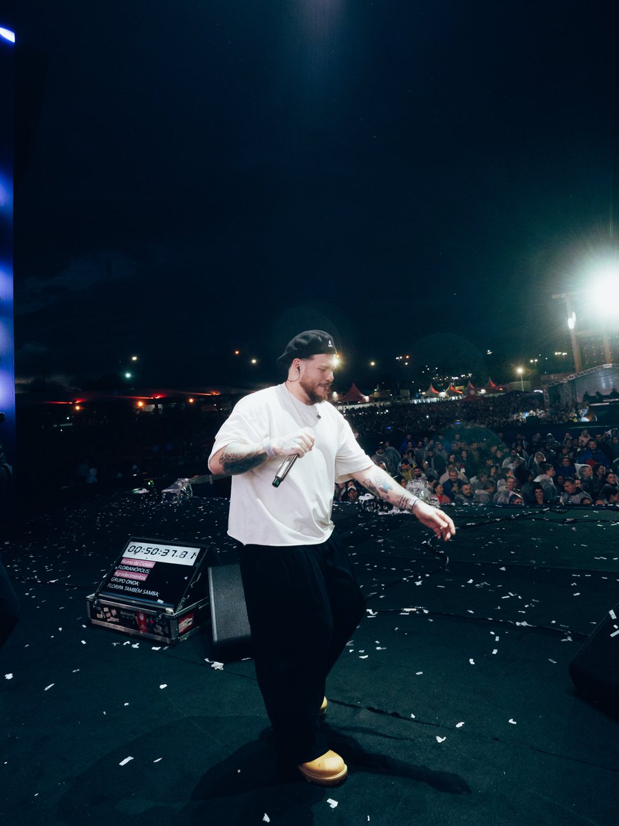 FerrugemOficial's tweet photo. FLORIPA QUE FOI ISSO !? ❤️‍🔥
Que coisa boa poder viver esses momentos ao lado de vocês  meus filhos , PAI AMA VOCÊS DEMAISSS !! 🏆 https://t.co/iZYzv9kOwW