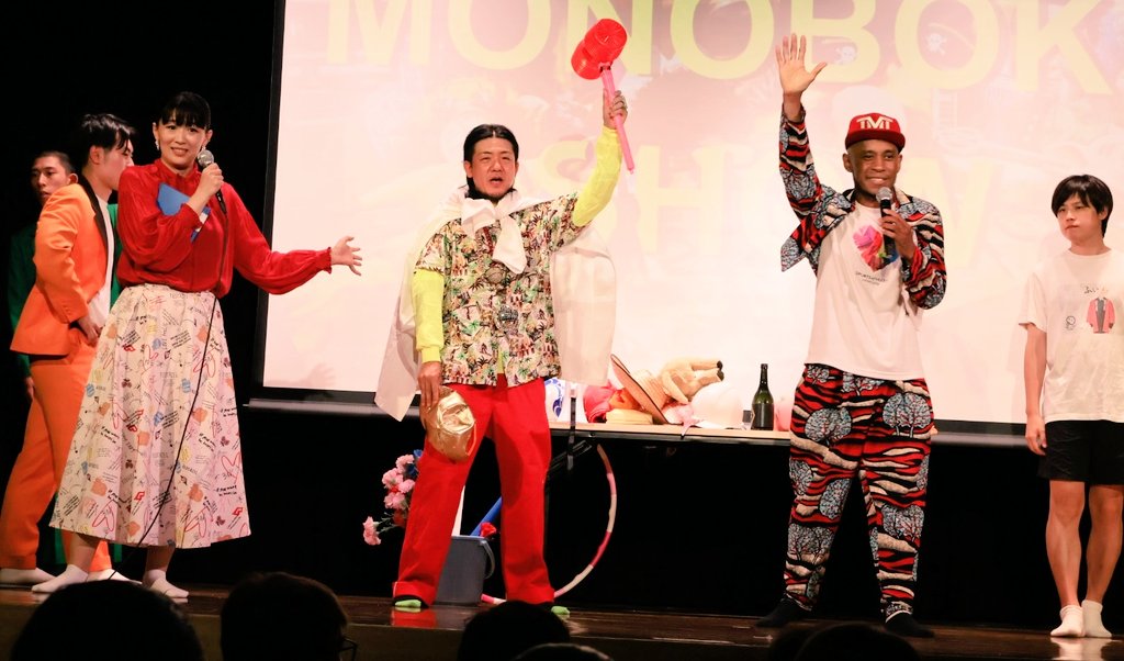 jemini_snow's tweet photo. #OWARAI
#OWARAIASAKUSA
#TokyoComedy
#ぶらっくさむらい
#お笑い浅草
#東洋館
コンセプトは、日本のコメディを英語で!!出演者たちは、視覚的なユーモアや小道具を使ったコメディ、観客参加型のジョークを駆使し、英語のレベルに関係なく、会場の誰もが楽しめました😆 https://t.co/gPXrRO9fG2