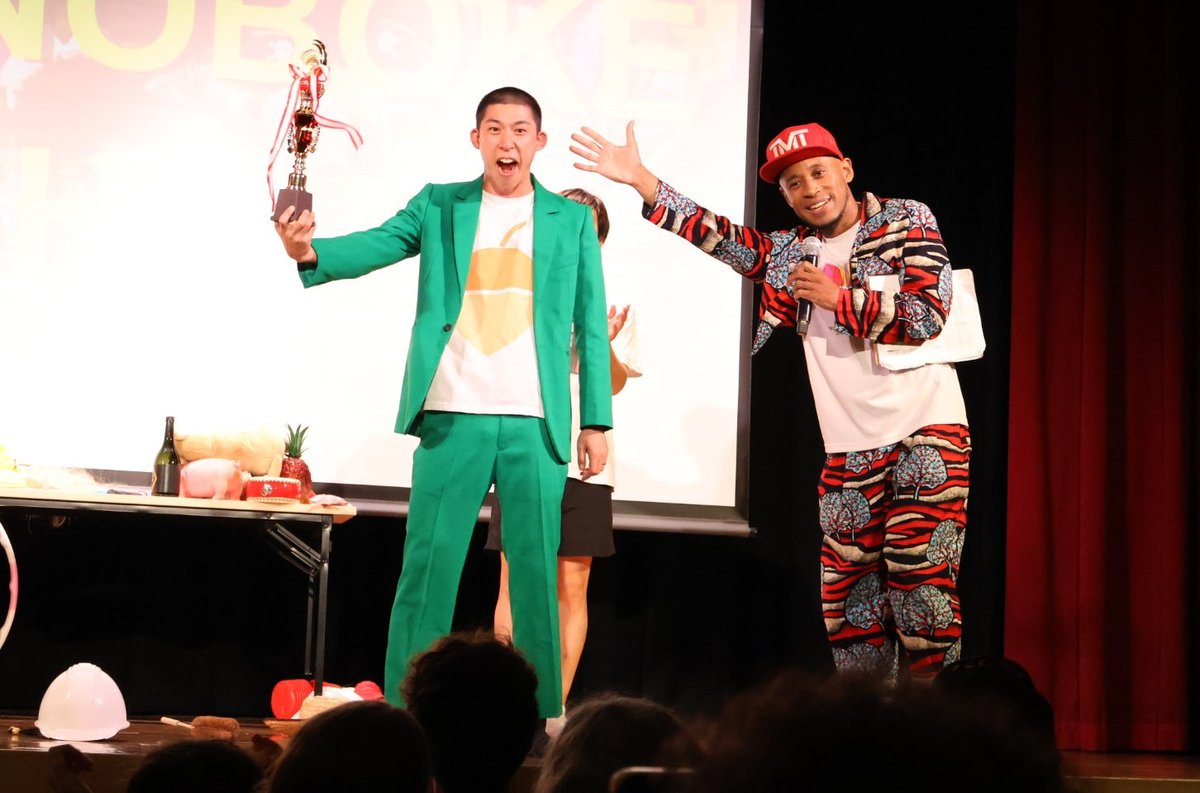 jemini_snow's tweet photo. #OWARAI
#OWARAIASAKUSA
#TokyoComedy
#ぶらっくさむらい
#お笑い浅草
#東洋館
コンセプトは、日本のコメディを英語で!!出演者たちは、視覚的なユーモアや小道具を使ったコメディ、観客参加型のジョークを駆使し、英語のレベルに関係なく、会場の誰もが楽しめました😆 https://t.co/gPXrRO9fG2