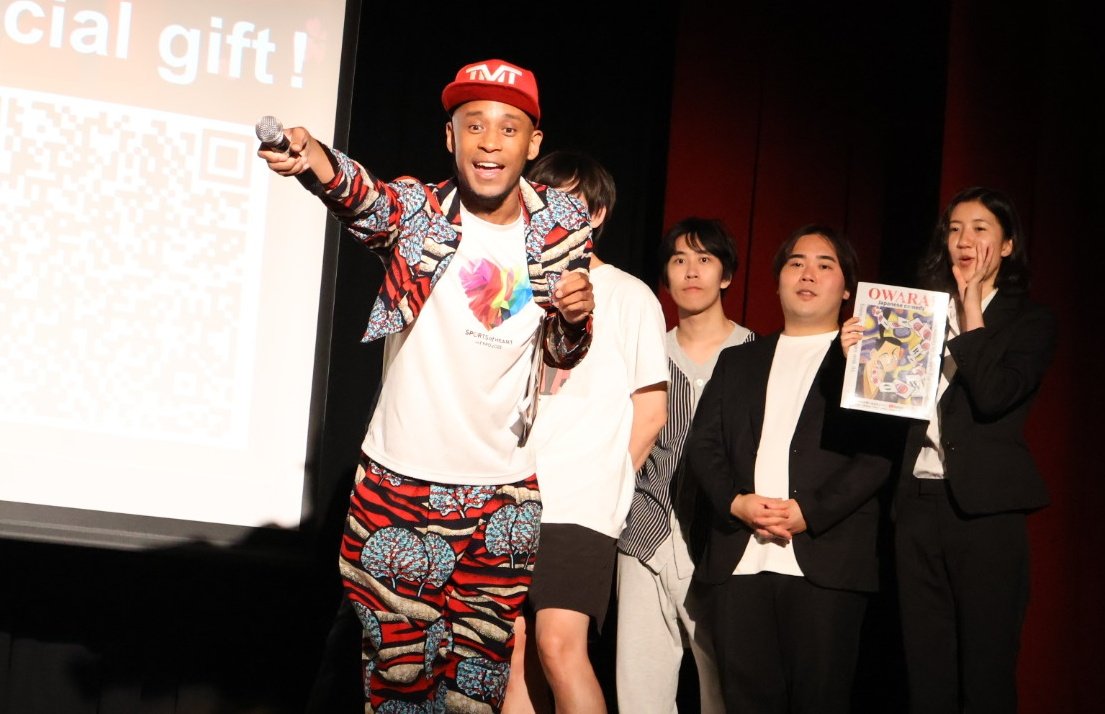 jemini_snow's tweet photo. #OWARAI
#OWARAIASAKUSA
#TokyoComedy
#ぶらっくさむらい
#お笑い浅草
#東洋館
コンセプトは、日本のコメディを英語で!!出演者たちは、視覚的なユーモアや小道具を使ったコメディ、観客参加型のジョークを駆使し、英語のレベルに関係なく、会場の誰もが楽しめました😆 https://t.co/gPXrRO9fG2