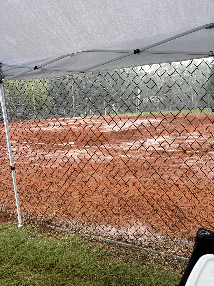 ElizabethK0404's tweet photo. Atlanta Legacy Showcase had so many great teams there! But….we faced a bigger competitor…RAIN! We were able to get one game in and had an AB and catch in left field though! https://t.co/gVkkuYFGFS