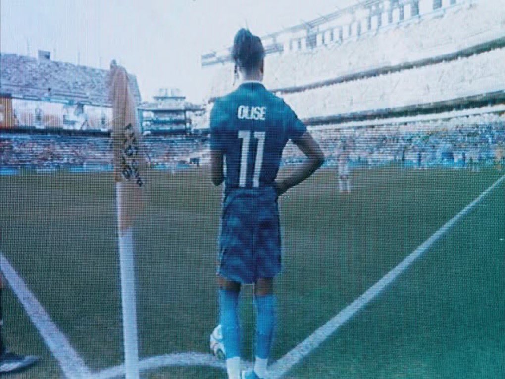 BundesInsider's tweet photo. 🇫🇷 A origem da nova estética das fotos de Michael Olise finalmente foi revelada.

Sem conseguir credenciamento para cobrir esta Copa do Mundo nos estádios, a fotógrafa francesa Florence Pernet posicionou sua câmera em frente à televisão de casa e passou a fotografar as partidas diretamente da tela, criando imagens granuladas e com linhas características.

O estilo viralizou nas redes sociais, e Olise apagou todas as publicações antigas do Instagram para adotar a mesma estética. 

Muitos interpretam a mudança como uma homenagem à fotógrafa francesa. 📸