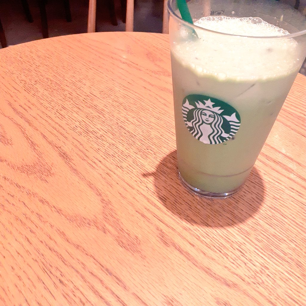 ako_fuwa's tweet photo. 週休２日のうちの１日があってないような状況なので、朝からばかでか(ベンティ)抹茶ティーラテをぶちかますことくらいは許されるべきです。 https://t.co/oiRYm2Pi4a