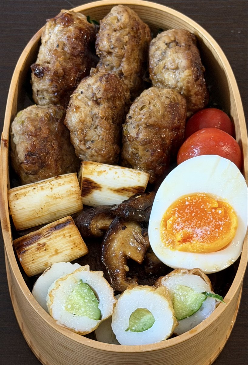 0_oug7's tweet photo. ハンバーグ、焼肉、🍅、竹輪🥒、ゆで卵 #子育て

今日からお盆、朝から迎え火をしてご先祖さまをお迎え。が私は間違って昨日も迎え火を　笑　ボケボケのこんな嫁ですが、ご先祖さまゆっくりしていってね。

皆さま良い１日を！ https://t.co/fzSQQrD44P