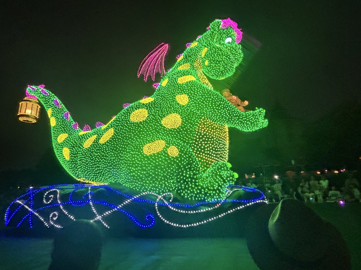 chanhanah___'s tweet photo. ディズニー行ってきたけど、このキャラって何だろう❓誰か教えて🥺 https://t.co/rZLvKjvHuH