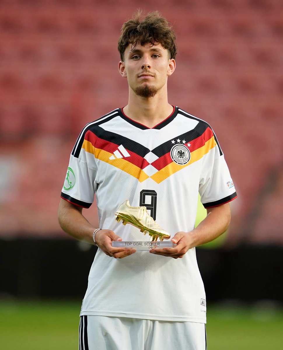 Harrybakkern's tweet photo. If we want a young striker we should try to sign German striker Otto Stange from Hamburg SV won the top scorer award in U19 Euro brilliant talent for only 8million euros.Could be huge for the future.
#NottinghamForest #NFFC
#U19Euros https://t.co/WYfxILGA4K