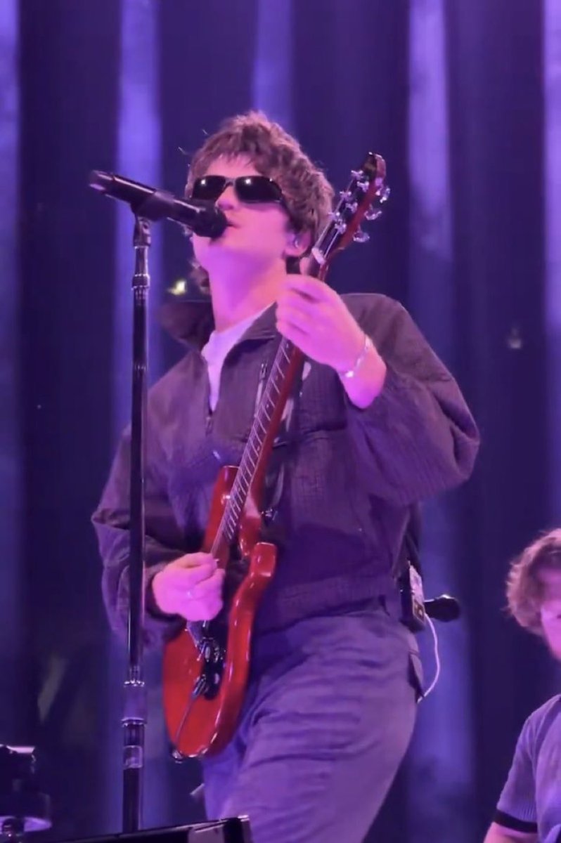 djo_egg's tweet photo. THE sunglasses are back we are so up https://t.co/VmIFw9tFKi
