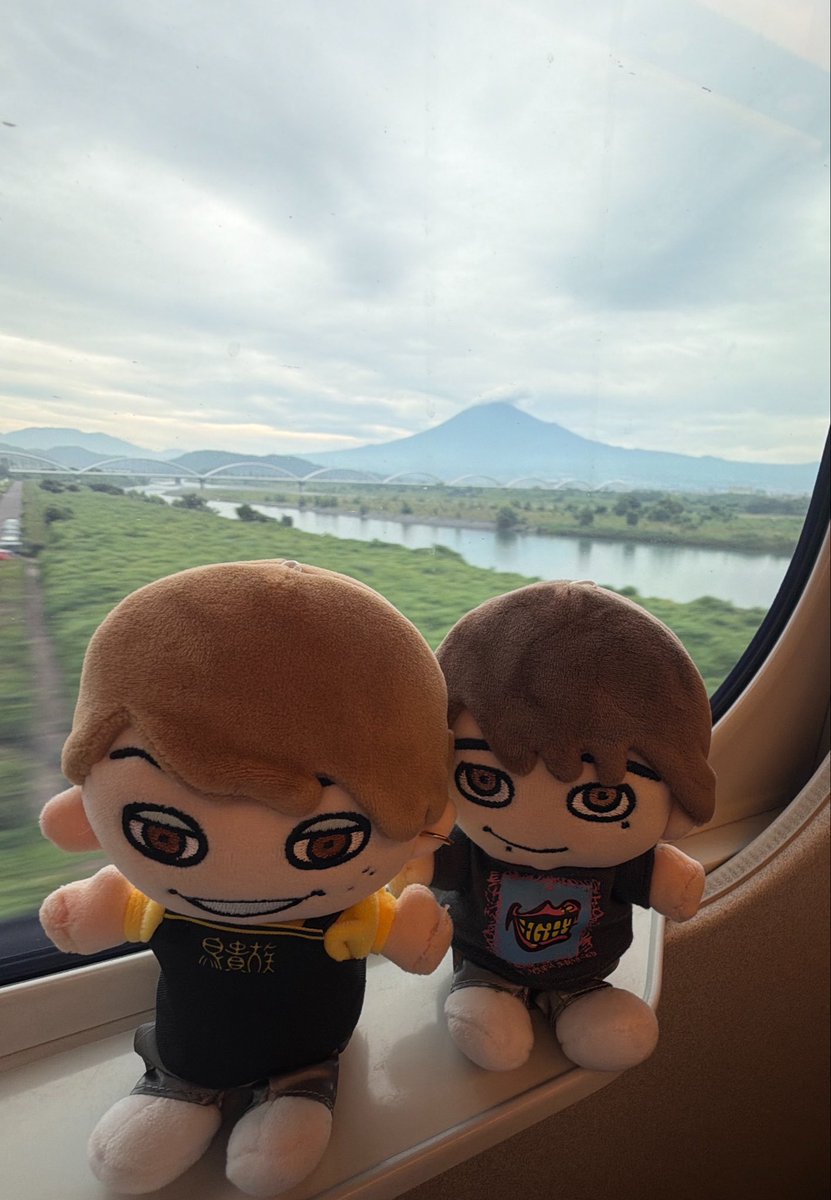 sarahranran's tweet photo. 神戸を出発するときは、あんなに晴れてたのに東京に近付くに連れて曇天。

何とか富士山🗻見れました！
行きも帰りも見れないかと思ったし、富士山が見れないと大倉くんに会えなかった様な気がしてくるのはなぜ？😅 https://t.co/7s43aWNCXS