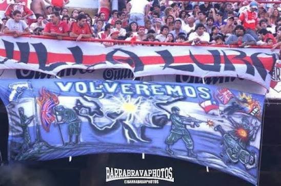 TendenciaRiver's tweet photo. 🇦🇷🐔 El trapo de River con las Malvinas, un soldado argentino prendiendo fuego la bandera inglesa y otro cagando a tiros a los chilenos.

Top trapos de hinchadas argentinas contra los ingleses. ❌🇬🇧❌ https://t.co/seEhtSdHC1