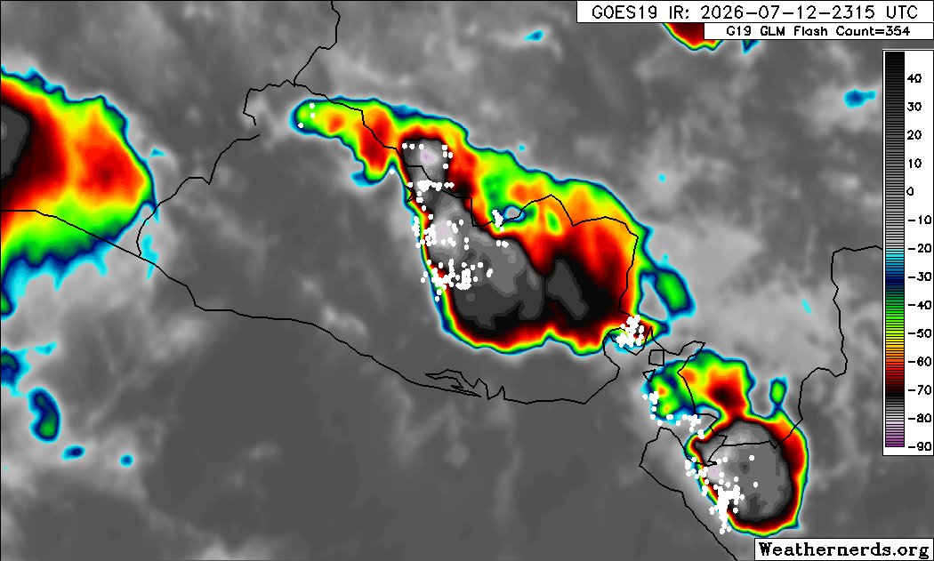 GuillermoJovelR's tweet photo. 12/julio/26

ChamanweatherES.

05:40 pm.

Alerta: Tormenta Severa sobre el Centro de El Salvador
La tormenta está golpeando directamente la zona central y paracentral del país (incluyendo Cuscatlán, Cabañas y San Vicente).

Vientos destructivos: Se están registrando ráfagas de viento muy fuertes (entre 50 y 70 km/h). Espere caída de árboles, vallas publicitarias, techos de lámina dañados y cables del tendido eléctrico caídos.

 La tormenta desarrolla actividad eléctrica densa y lluvia torrencial: Está cayendo una gran cantidad de agua en muy poco tiempo, lo que va a provocar inundaciones urbanas repentinas y calles colapsadas.

 Recomendaciones de precaución inmediatas:

La tormenta avanza hacia el oeste. Permanezca pendiente de su trayectoria.

No salga a la calle: Si va conduciendo, busque un lugar seguro para estacionarse lejos de árboles o postes.

 Protéjase en interiores: Aléjese de ventanas y asegure objetos que el viento pueda hacer volar en patios o terrazas.

Prepárese para apagones: Debido a los rayos y la caída de ramas, es muy probable que ocurran cortes de energía en varias colonias de la zona central.

El sistema se mueve con dirección hacia el oeste-suroeste. Busque resguardo inmediatamente si se encuentra en la trayectoria de la tormenta.

⛈️⛈️⛈️