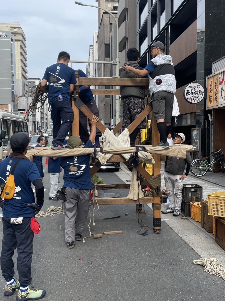 kakkyoyamakyoto's tweet photo. 祇園祭【 郭巨山 】は、本日、山建てを迎えました！

大工方のみなさまによって、朝6時から胴組が始まりました。この後、私たちも9時に集合して、御神体や懸装品の準備が始まります。

#祇園祭　#郭巨山　#山一番 https://t.co/fUB6JveIgY
