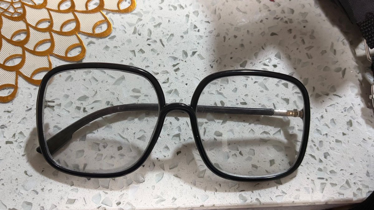 golarpear's tweet photo. sucede que un día me percato que a mis lentes les falta una pata entera. no estaban rotos, se salió la pata con todo y tornillo y nunca más apareció. https://t.co/26YL22IAUQ
