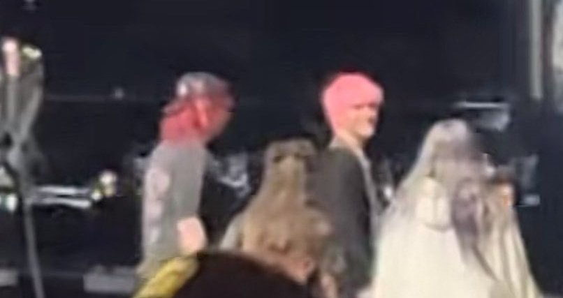 lyricalbananna's tweet photo. the fact they switched hair colors..........fuck I am Fragile.... https://t.co/sxpFBgjuu1