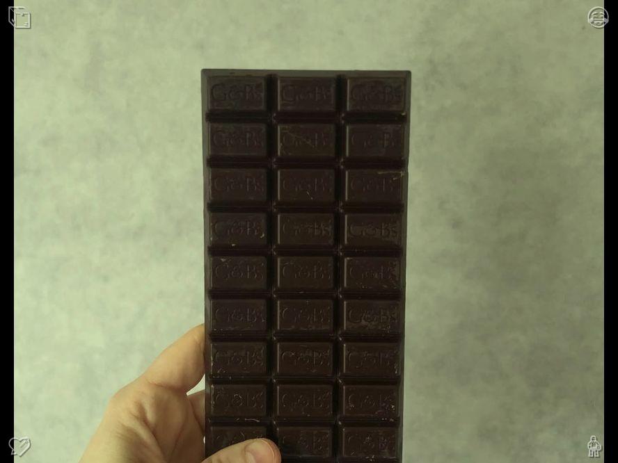 smileinterior's tweet photo. 我们已进入生产阶段！一切都在按计划进行，继续努力。354280Lola 靠在机器旁看着 Mia 玩耍，随手���下了她专注的神情。当 Mia 漏掉一个点时，Lola 笑着举起照片逗她。 https://t.co/BvsQC54h2P