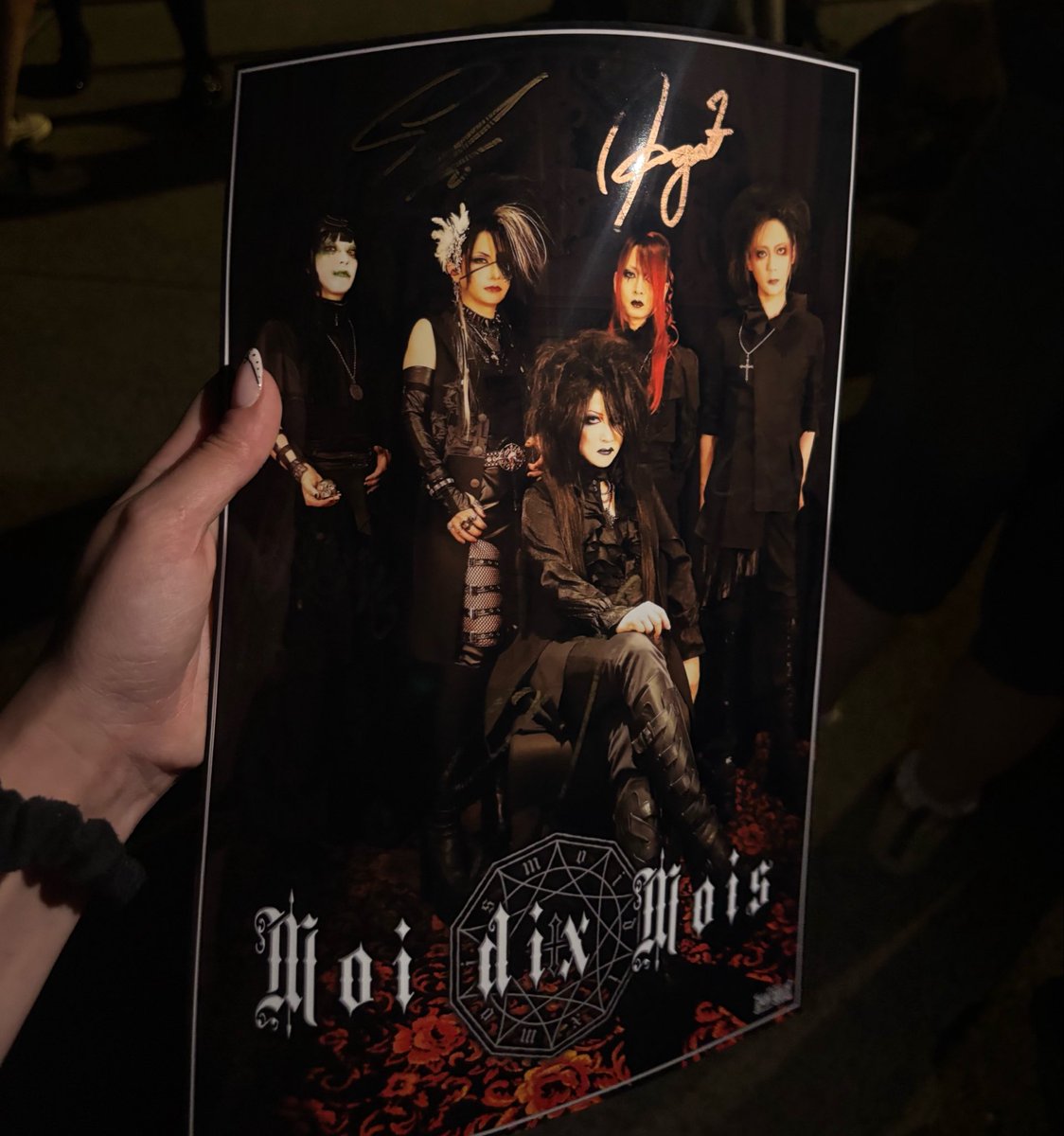 dixinferna's tweet photo. did anyone else have this issue? i picked up my poster (80€ btw) and as soon as i touched it almost every signature rubbed off…also they wouldn’t let me get a new one saying that it’s not fully rubbed off, meanwhile staff laughed on my face ☠️ https://t.co/vXR9qlZIKp