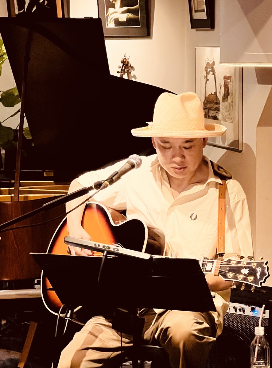 HamazakiTakashi's tweet photo. 昨日の盛岡公演も無事終わりました。
改めて会場にいらしてくれた皆さん、
ありがとうございます。
ただし、ライブ前に某有名な焼肉屋さんに、
冷麺を食べに行ったのですが、
小一時間経っても頼んだものが来ず、
それでも黙って待っていたら、
「オーダーしましたか？」と我々に、オーダーをとった女性から聞かれたのでした。
マネージャーが「あなたに冷麺を頼みましたよ」と言ったら、
「そうですよね・・・」との返事。
そしてその女性から「すいません！オーダーが通っていませんでした！」との発言。
我々はその時点で、会場に入る予定時間が過ぎようとしていたので、
「じゃあもう結構です。」と言って店を出たのでした。
あれは本当に残念でした・・。
その店は、ロボットがオーダーしたものを運んでいたのですが、
オーダーは人間がとっていました。
人間はミスをします。
もしかしたらロボットもミスするかもしれませんが、
その率は今後きっと下がるでしょう。
人がロボットにいろんなものを任せ、
ミスの少ない時代に突入したら、
人は、他人の失敗をどんどん許せなくなるでしょうね。
今回は、店員さんのミスを許した自分達は最高なんだと自画自賛することで、
焼肉屋でただただ座って過ごした無駄な小一時間を、
価値あるものに変えたいと思います！
写真はそんな事件の後のライブの模様。
私もスタッフも色々ちょっとしたミスがあったのですが、
結果とても楽しかった。
あたたかい皆さんのおかげです。
会場のBAR CAFE The Sは、
歌世界に集中できる独特のサウンドがあります。
名取と盛岡公演で歌った「あなたの言葉」は、
被災者への追悼を込めて歌いました。
さて、弾き語りツアーの次の公演は7/24金沢、そして7/25松本です。
チケット発売中です。
是非いらして下さい！

浜崎貴司 弾き語りツアー
"LIFE WORKS LIVE 〜Since2011／終わりなきひとり旅"
sono252　■7月24日（金）
金沢　もっきりや
開場18:00　開演19:00
詳細・チケット受付：イープラス　https://t.co/Aus5M2bJgv

sono253　■7月25日（土）
松本　LIVE HOUSE 箱船
開場16:15　開演17:00
詳細・チケット受付：イープラス　https://t.co/Aus5M2bJgv