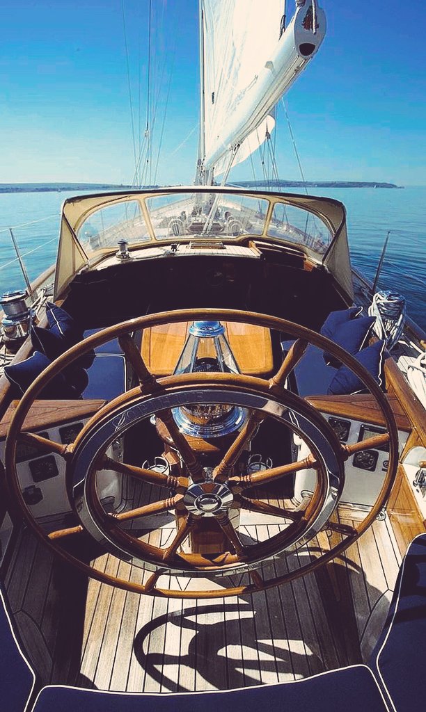Steppenwolf_83's tweet photo. Pablo Neruda 🌊⛵️⚓️

"Necessito do mar porque ele me ensina: Sei se aprendo música ou consciência. Se é onda ou vasta existência, somente rouca voz ou deslumbrante suposição de peixes e navios. Até quando estou dormindo de algum modo magnético circulo na universidade das ondas." https://t.co/GpOuN62EjK