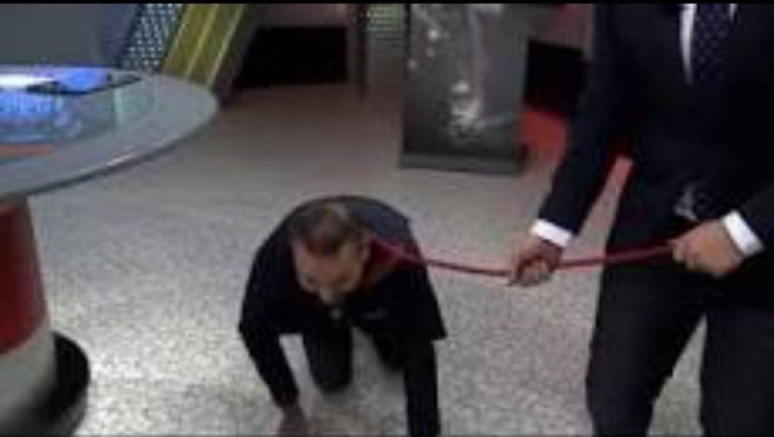 Heilatlas's tweet photo. @EnriqueVonBeas Cabrón como pretendes que tome consejos de cómo portarse de un cabrón que se pone una soga y se arrastra como animal 

No mms, déjenlo hacer lo que quiera que disfrute del mundial como quiera alv https://t.co/aX4HZTXMvZ