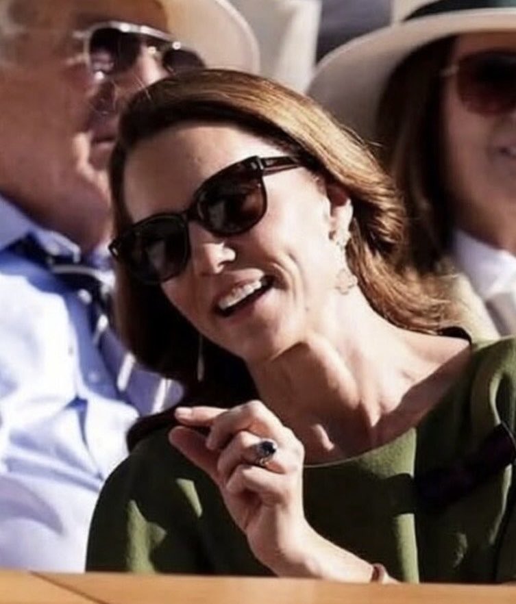 hilltopjennifer's tweet photo. Apparently, Harry’s ‘white pill’ was about this big. https://t.co/yv6m6BDEt4