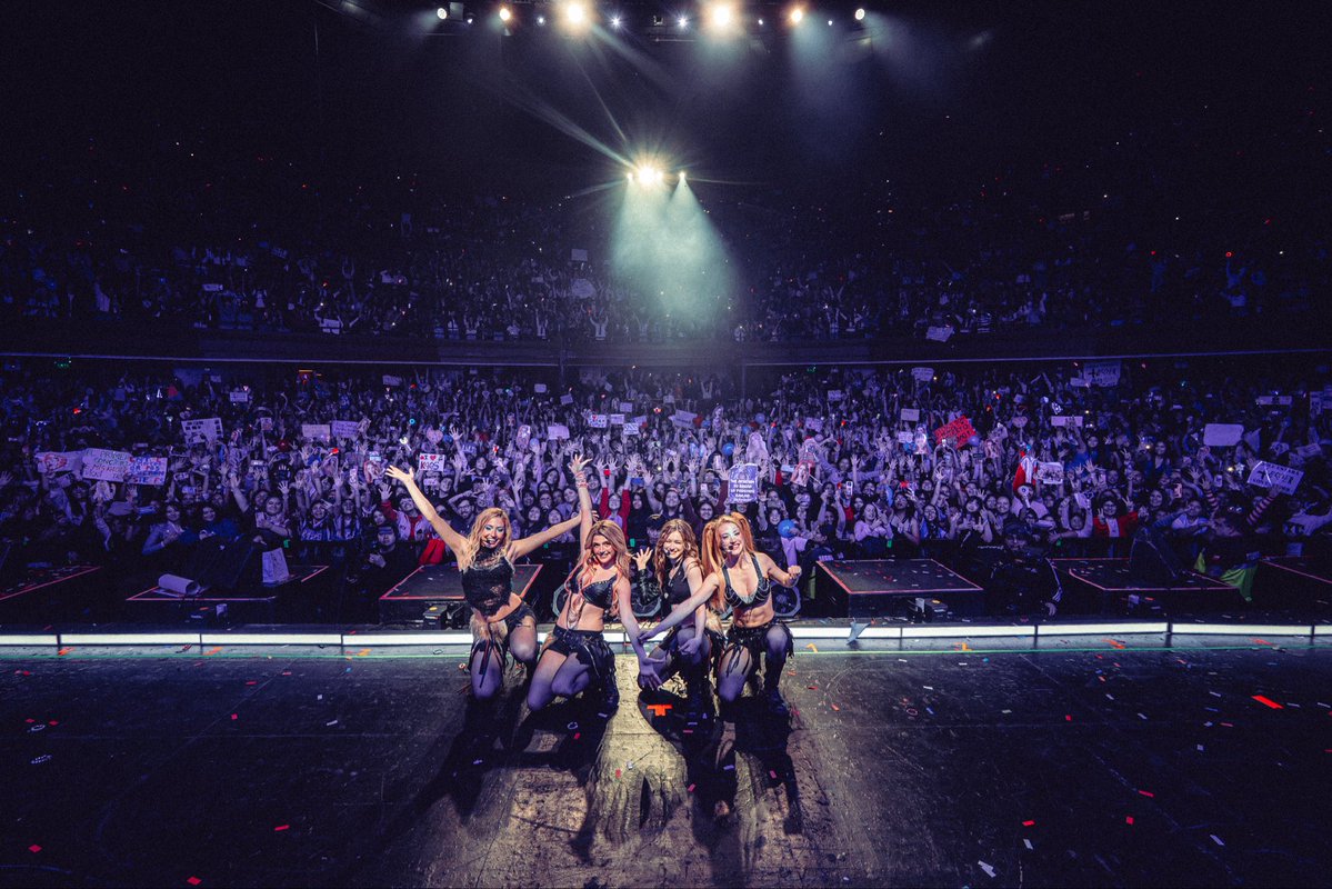 K4OS_oficial's tweet photo. CHILEEEE 😍 gracias por una noche increíble!! 🇨🇱 no nos alcanzan las palabras para describir lo mucho que los amamos 💜 CHI-CHI-CHI LE-LE-LE https://t.co/FXlMmVKGdQ