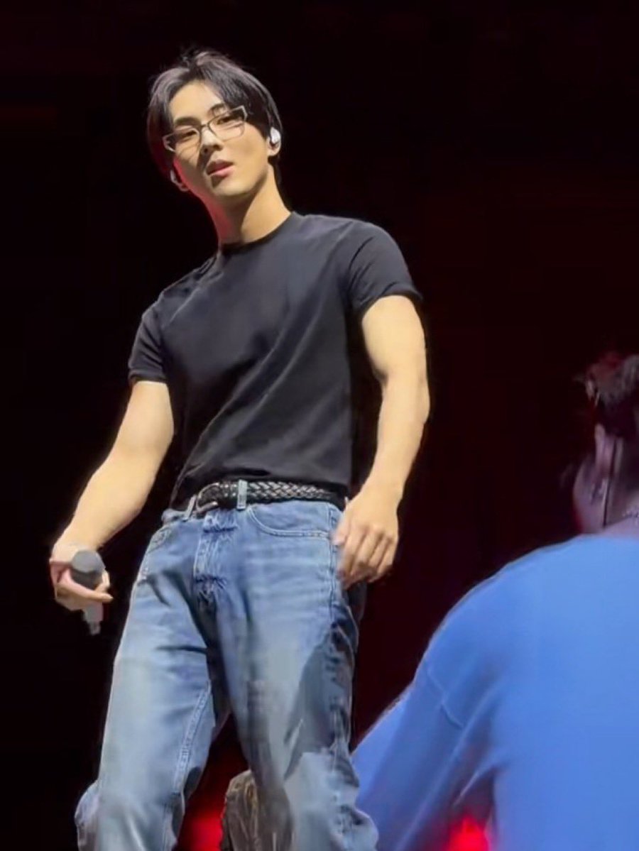 yangiism's tweet photo. how do u manage to come back looking even more irresistible and unattainable than ever? https://t.co/KfXYcBfDer