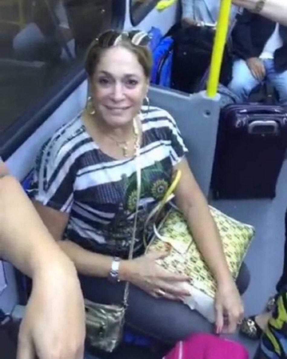 der_Machado's tweet photo. o ônibus quando marca de sair às 20h53 e sai exatamente às 20h53 https://t.co/JyEcFFBtis