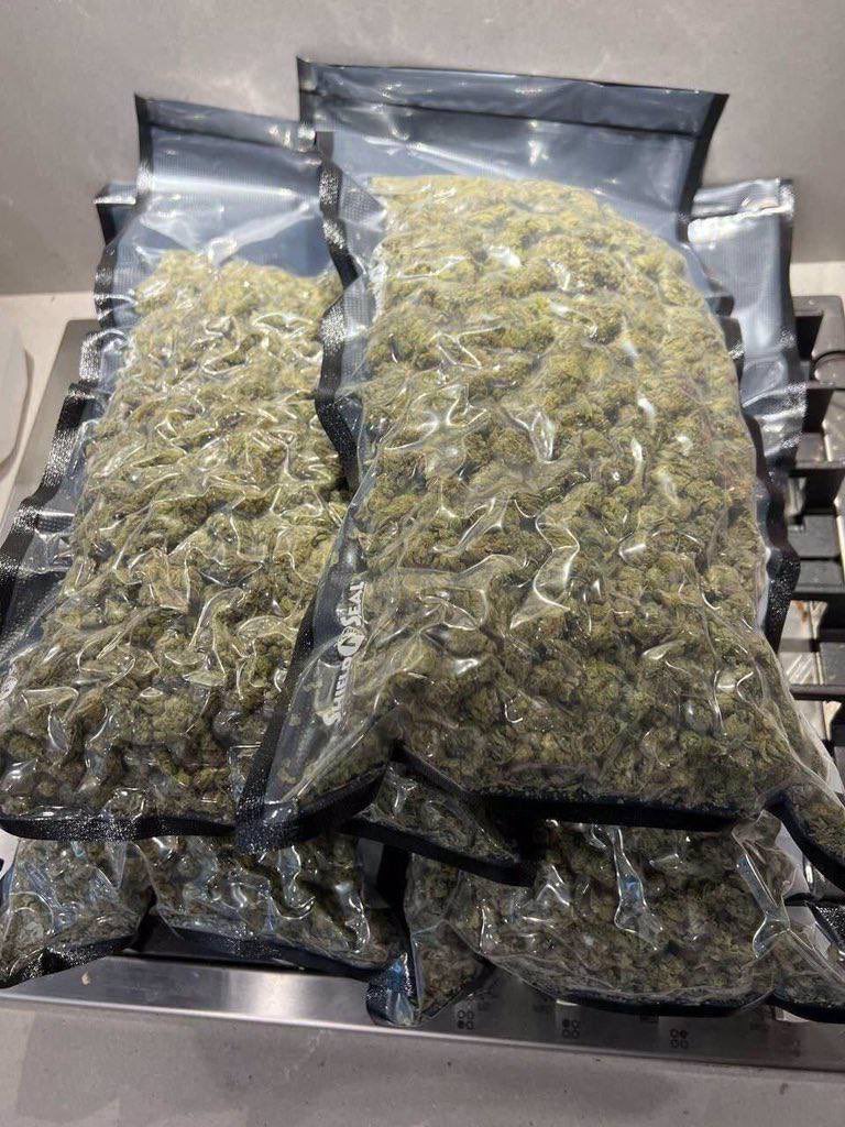 martinweedsj0x's tweet photo. Dmt cakes &amp; carts 🥧 
#weed #Alaska #alaskaweed #Kissimmee #Miami #Davenport #Poinciana #Disney100 #florida #LenaThePlug #CannabisCommunity #tampa #stoners #plug #plugs #plugins #billionair #futurebillionaire #billionaireslifestyle #billion https://t.co/SbE03kO6X3