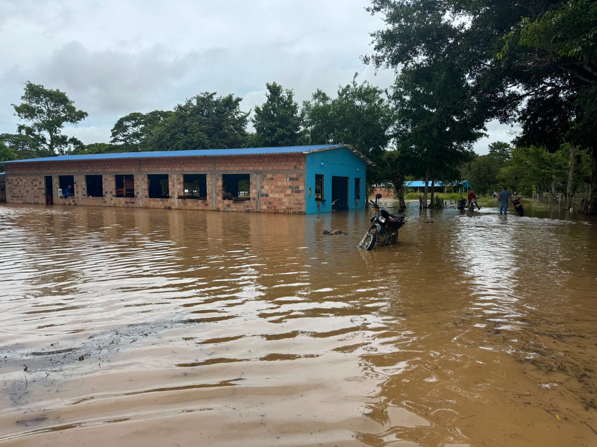 BluRadioCo's tweet photo. La Unidad Nacional para la Gestión del Riesgo de Desastres actualizó la información sobre las afectaciones que han dejado las inundaciones en el departamento de Casanare. Son 13 municipios en emergencia, con 3.632 familias damnificadas y 51 vías bloqueadas o destruidas. #Vocesysonidos