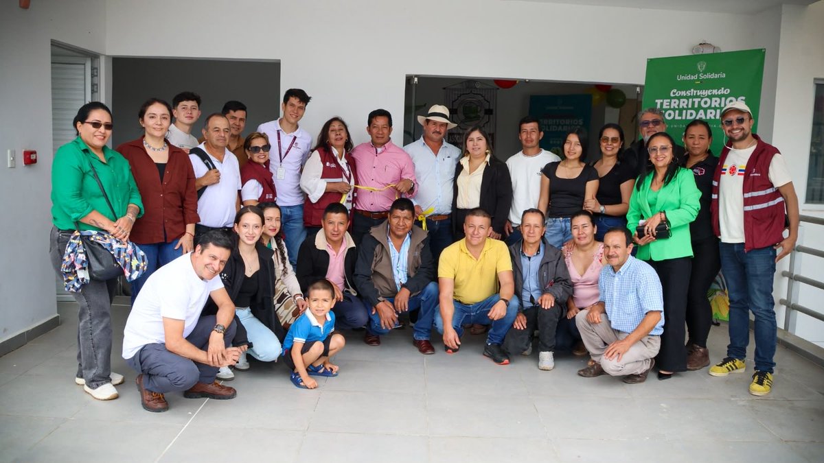 UsolidariaCo's tweet photo. “Para nosotros es muy importante asociarnos…”☝🏻

Ese fue el mensaje que nos dejó Danilo Murcia, de la Asociación Regional de La Cascada de Isnos, durante la entrega de la Tienda Solidaria. Una invitación a seguir construyendo un camino de trabajo colectivo para el territorio. ✨ https://t.co/vrGXZk3vwb