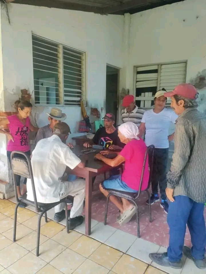 MariaCis20's tweet photo. Desde la casa de abuelos de Mabay en #VeranoConMiGente Actividad lúdica recreativa diseñadas para la atención priorizado para nuestros adultos mayores junto al INDER en #Bayamo.
#MujeresEnRevolución 
#MiMoncadaEsLaPatria https://t.co/uQOjVa4rRT