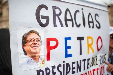 JhonatanLR22's tweet photo. @petrogustavo Debiste haberte hecho reelegir. En muchos discursos dijiste que tú obedecias al pueblo y el pueblo con toda la fuerza del corazón gritaba "REELECCIÓN"! 🥺. Ojalá algún día podamos volver a verte enarbolando la bandera de la dignidad del pueblo colombiano desde la presidencia. https://t.co/YGCy4btxZ5