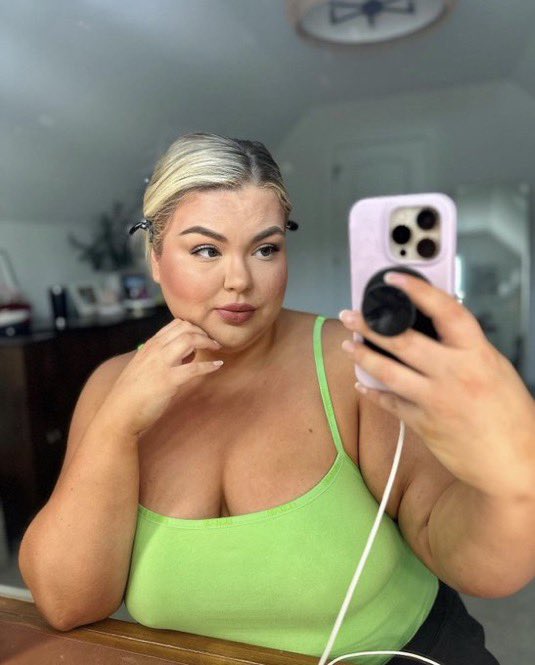 Dustin6969er's tweet photo. A girl got killed. The killer took her iPhone, air pods, piano and her money. What’s the first thing the killer took? The winner get blessed💯✅ https://t.co/xH0ESlTUJT